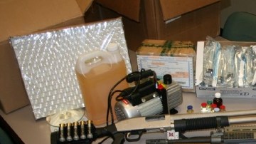 Imagen otorgada por las autoridades en la que se muestra el material decomisado en el hogar de Carlos  y Roxanne Hernández, de Irvine. Entre este había cinco armas de fuego.