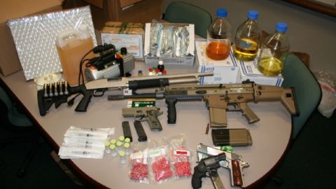 Imagen otorgada por las autoridades en la que se muestra el material decomisado en el hogar de Carlos  y Roxanne Hernández, de Irvine. Entre este había cinco armas de fuego.