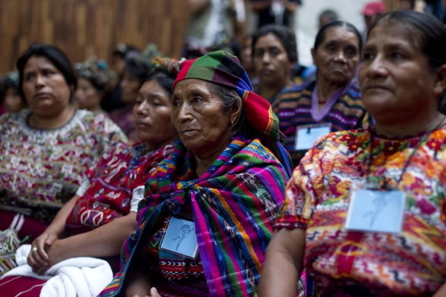 Indígenas asisten al juicio contra el exgeneral golpista José Efraín Ríos Montt  por el asesinato de 1,771 indígenas ixiles.