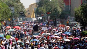 Integrantes de la Coordinadora Nacional de Trabajadores de la Educación (CNTE), procedentes de Oaxaca, Michoacán, Guerrero, Chiapas y el Distrito Federal, marchan del Zócalo capitalino a la sede de la Secretaría de Gobernación.