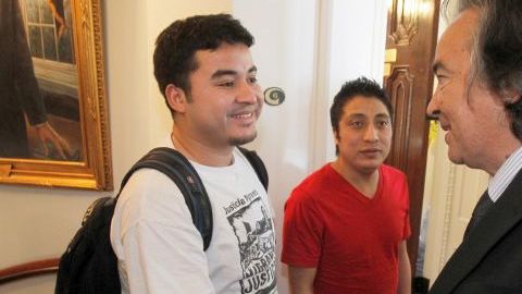 Danilo Lopez (izqda) se da la mano con el Senador Anthony Pollina (drcha) tras votar la iniciativa de las licencias en Montpelier, Vermont.