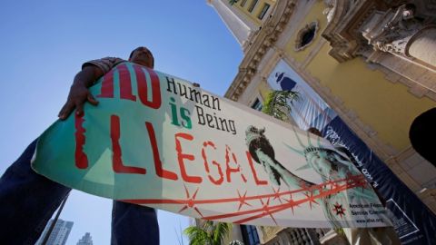 AP indica a los usuarios que "ilegal" debe describir sólo una acción, tal como vivir en o emigrar a un país de manera ilegal.