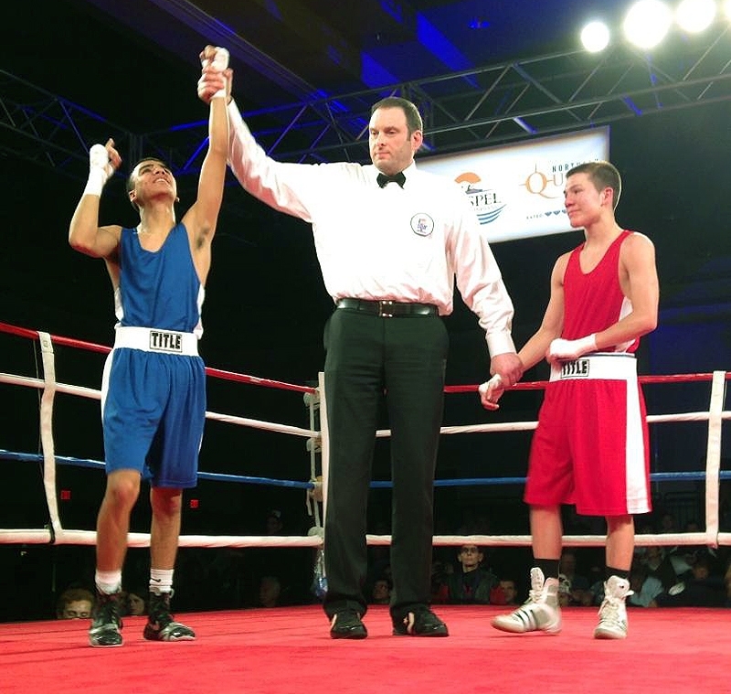 Gilbert Rentería (azul) celebra su victoria ante Nico Hernández en los USA Boxing National Champioships.
