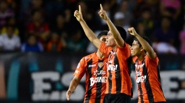 Luis Loroña (41) celebra el segundo gol de Jaguares sobre el Rebaño en el Víctor Manuel Reyna.