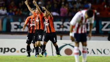 Luis Loroña (41) celebra el segundo gol de Jaguares sobre el Rebaño en el Víctor Manuel Reyna.