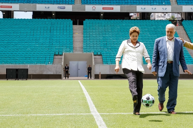 La mandataria de Brasil,  Dilma Rousseff, da la patada oficial para inaugurar el  Arena Fonte Nova junto al gobernador de Bahía.
