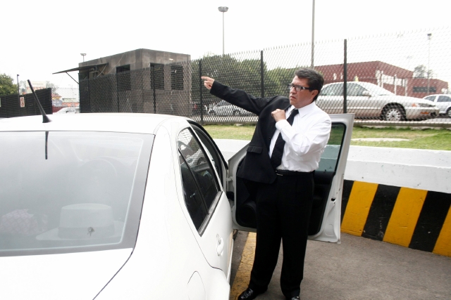 30405052. México, D.F.- El legislador Ricardo Monreal, a su llegada al Palacio Legislativo de San Lázaro.NOTIMEX/FOTO/ESPECIAL/COR/POL/