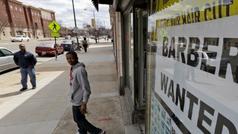 El  20 de marzo pasado una peluquería de Richmond, Virginia, exibía un cartel ofreciendo empleo.