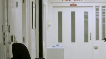 Una trabajadora de salud en guardia ante la celda de aislamiento de un recluso que se teme que podría intentar suicidarse, en la Prisión Estatal de California en Folsom, Sacramento.