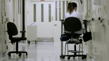 Una trabajadora de salud en guardia ante la celda de aislamiento de un recluso que se teme que podría intentar suicidarse, en la Prisión Estatal de California en Folsom, Sacramento.