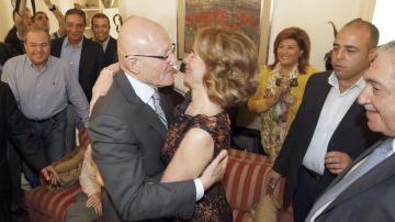 Tammam Salam abraza a su esposa en una foto de archivo; Salam es el nuevo primer ministro libanés.