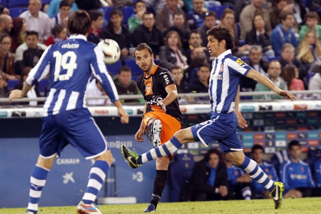 Roberto Soldado, realiza un disparo entre los jugadores del Espanyol,  Diego Colotto y Juan Forlín.