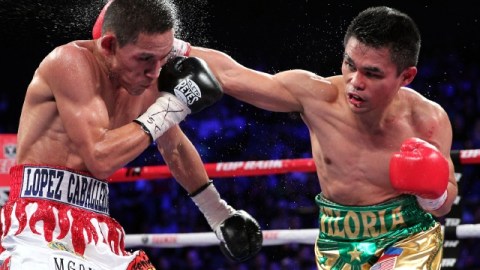 Juan Francisco Estrada (izq.) recibe un volado de derecha de parte de Brian Viloria en el Venetian Macau Resort en China.