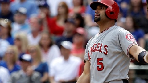 Albert Pujols observa el vuelo de la bola.