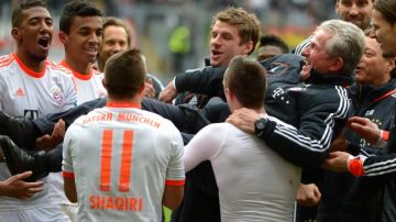 Jugadores del Bayern lanzan al aire a su entrenador, Jupp Heynckes, en la celebración luego de conquistar el título de la Bundesliga.