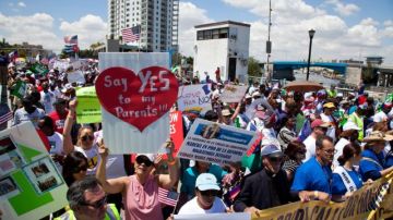 Manifestantes marchan en Miami por la reforma migratoria.