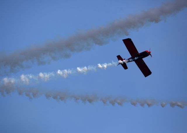 Un piloto participa con su avioneta en el Show Aéreo del Caribe.