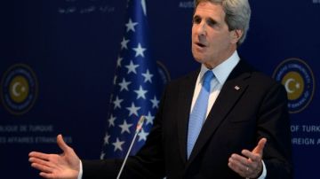 Kerry habló con empleados del consulado estadounidense durante una visita a Estambul.