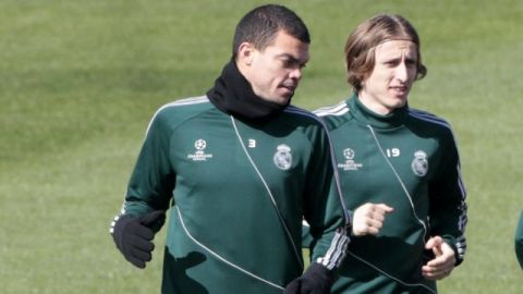 El mediocampista portugués Pepe, del Real Madrid, no siguió con la práctica