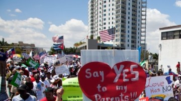 Cientos de personas participan  en la marcha para la legalización. 'Di que si! reforma migratoria ahora!', en Miamia.