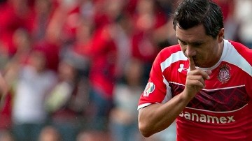 Juan Carlos Cacho pide silencio luego de anotar el único tanto del encuentro contra los Rayados en el Nemesio Díez.