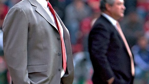 Enrique Meza (izq.) y Víctor Vucetich observan el juego.