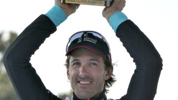El suizo Fabian Cancellara presume orgulloso  su trofeo en el podio.