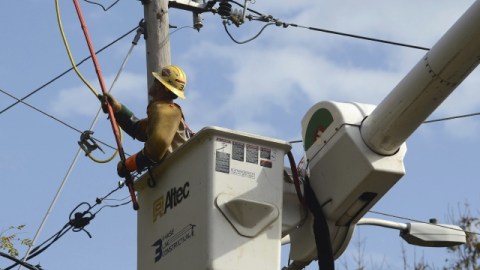 Personal de utilidades han arreglado las averías en algunas zonas.