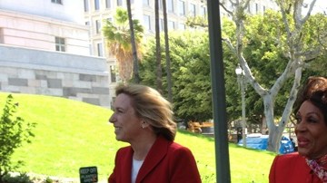 Wendy Greuel junto a Maxine Waters.