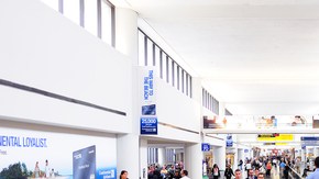Vista del interior del  Aeropuerto Internacional Newark Liberty.