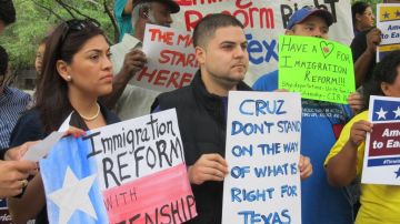 Activistas en Houston critican al senador de Texas Ted Cruz por el rechazo de este a conceder una vía a la ciudadanía para los indocumentados.