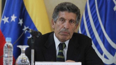 El jefe de la Misión de Acompañamiento de la UNASUR, Carlos Alberto "Chacho" Álvarez, durante una rueda de prensa celebrada hoy.