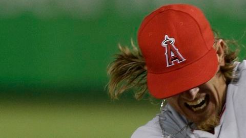 Jered Weaver sí tiene fractura en el codo. Es baja para los 'Angels' por lo menos un mes.