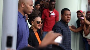 La cantante estadounidense Beyoncé   y su esposo, el rapero Jay-Z, saliendo del Hotel Saratoga, en La Habana.