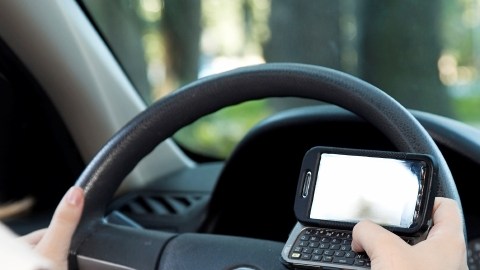 'La distracción estaría presente tanto si el celular se utiliza como teléfono, como navegador GPS, como reloj', falló un juez.