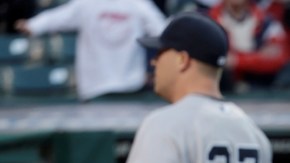 Michael Bourn (der.), de los Indios, va hacia el plato por lanzamiento descontrolado del lanzador  Shawn Kelley (27), de los Yanquis.