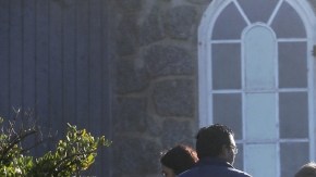 Transportan ataúd con restos del poeta Pablo Neruda, ayer.