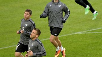 Jugadores del Málaga trotan ayer en el Estadio de Dortmund.