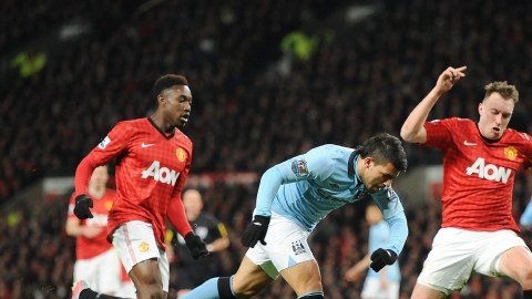 Sergio 'Kun' Agüero (centro) ya jaló del gatillo para anotar el gol del triunfo sobre los 'red devils', ayer, en el 'Teatro de los Sueños'.