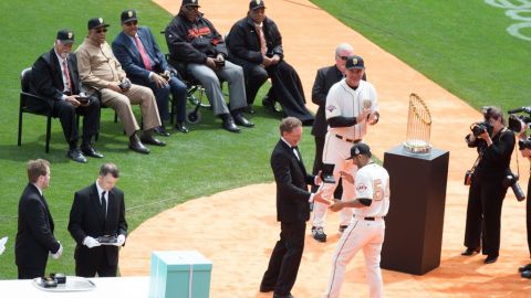 Sergio Romo recibe su anillo de campeón.