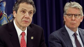 Cuomo (izquierda) junto al Fiscal General de Manhattan, Cyrus R. Vance Jr., en una conferencia de prensa celebrada hoy.