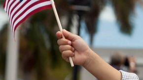 En el mejor de los escenarios, la medida se editará durante mayo y podría tener un voto en junio o julio. En la foto, inmigrantes en una marcha en Miami.