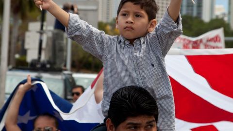 En el mejor de los escenarios, la medida se editará durante mayo y podría tener un voto en junio o julio. En la foto, inmigrantes en una marcha en Miami.