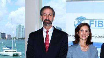 David Schwartz, gerente general de la Asociación de Banqueros de Florida (FIBA); Frances Aldrich, gerente general del Banco Itaú para Europa; Grisel Vega, gerente del Banco de Crédito de Inversiones (BCI) y presidenta de la junta directiva de la FIBA y Roberto Souza del del Banco Itaú, posando  durante un almuerzo sobre liderazgo de la mujeres en la industria financiera.