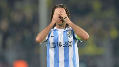 El Málaga podría pagar caras las declaraciones de su propietario. En la foto, Martín DeMichelis lamenta la derrota ante el Borussia.