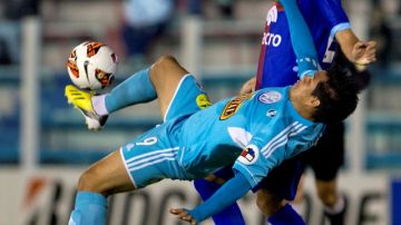 Mariano Echeverria, del Tigre, trata de estorbar la acción del jugador del Sporting Cristal,  Hernán Rengifo, que intenta controlar el balón.
