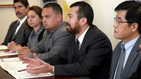 Woo Sung Lim (d), presidente de KACCLA y Oscar Domínguez (2-d), presidente del Corredor Salvadoreño, ayer.