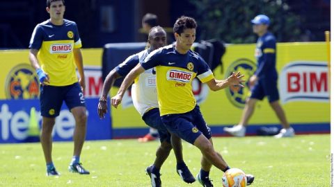 Jesús Molina conduce la pelota durante el entrenamiento de ayer de las Águilas del América, que el sábado visitarán al León.