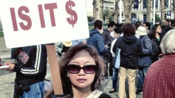 "¿Dónde está el dinero?", cuestiona esta estudiante del CCSF en una manifestación frente a la alcaldía de San Francisco.