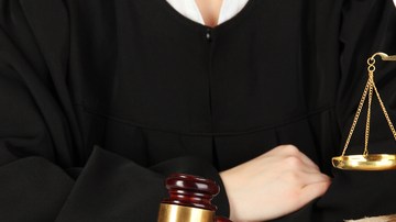 El hombre comenzó a maldecir repetidamente a la jurista, le levantó el dedo y se agarrró en la entrepierna.